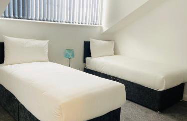 Beautiful 4 Bedroom 2 bathroom House close to city centre - Foto 8