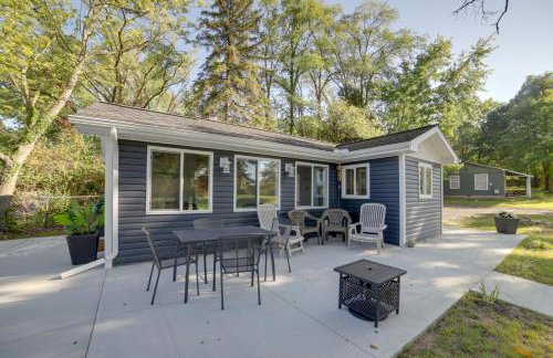 Stylish Grass Lake Retreat - Steps to Park! - Foto 19