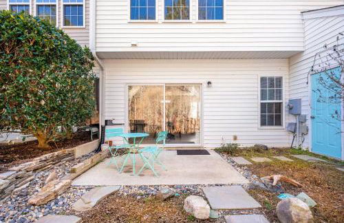 Modern 3-BR Townhome w Private Backyard Near RTP - Foto 60