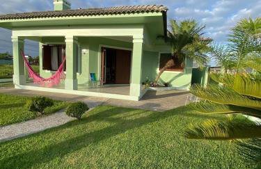 Excelente CASA 2 quadras do mar - Foto 1