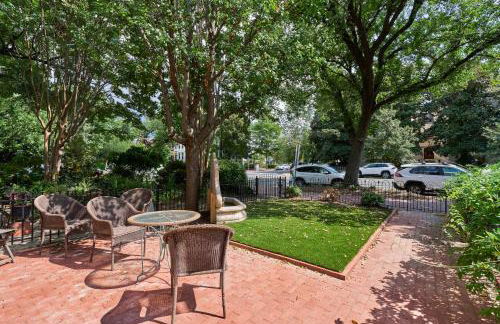 Private DC Retreat on Iconic East Capitol St - Photo 2