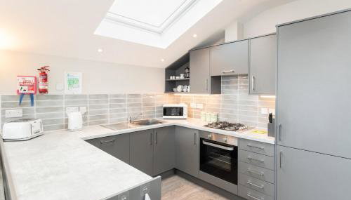 Seaside 3BD Retreat with Balcony & Stunning Views - Foto 2