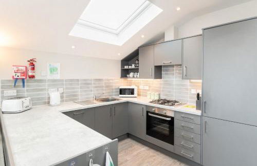 Seaside 3BD Retreat with Balcony & Stunning Views - Foto 2