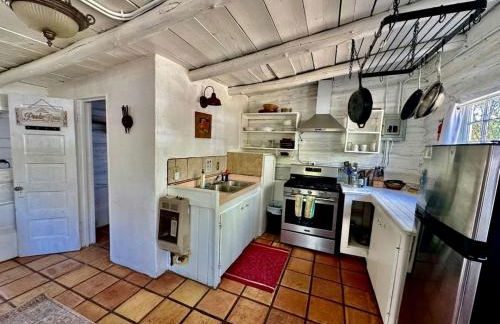 Log Casita Overlooking Pond and Waterfall near Taos, New Mexico - Foto 16