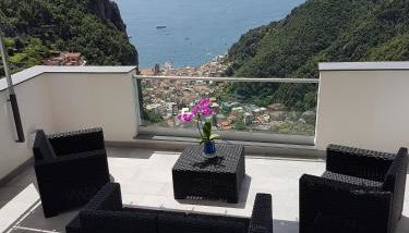 Admiring Amalfi - Photo 3