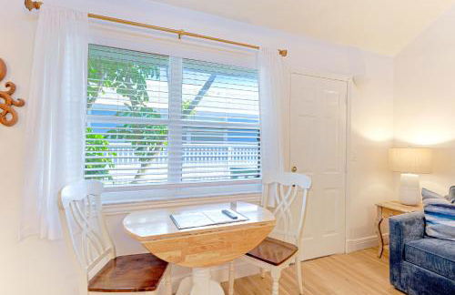 Newly remodeled 8-steps to sand path of Beach! - Foto 7