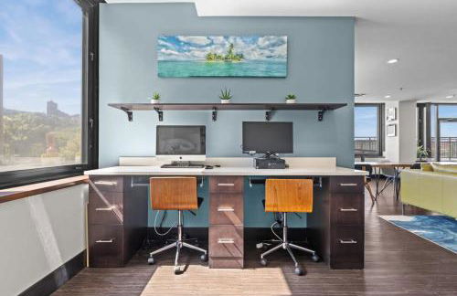 Sleek 2BR Downtown Retreat with Gym - Foto 30