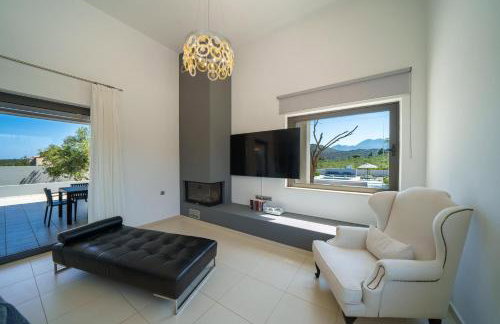 Nostra Terra Villa, 2-acre Secluded Nature Escape with Heated Pool, By ThinkVilla - Photo 41