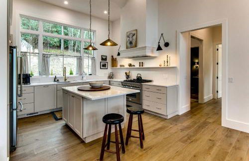 Deck and Mountain Views Black Chalet in Glenville - Foto 9