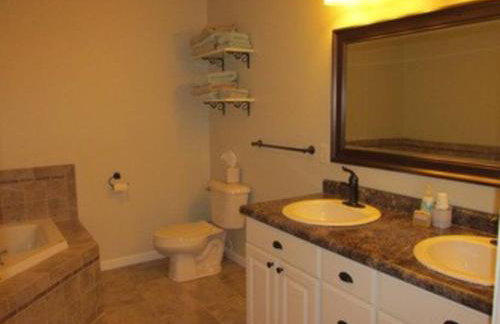 Beulah Land Guest House w/King Bed & Jacuzzi Tub - Foto 4