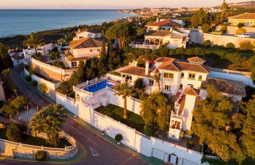 Large Family Villa 500m From Beach with Stunning Views - Photo 34