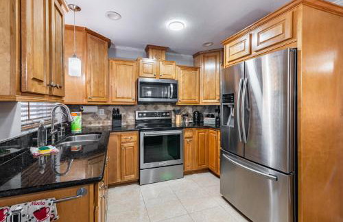 Family Retreat with Pool Fenced Yard AC - Foto 33