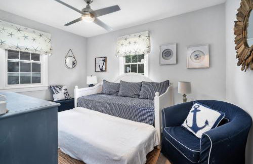 Adorable Beach Cottage - Private Beach Association - Foto 6