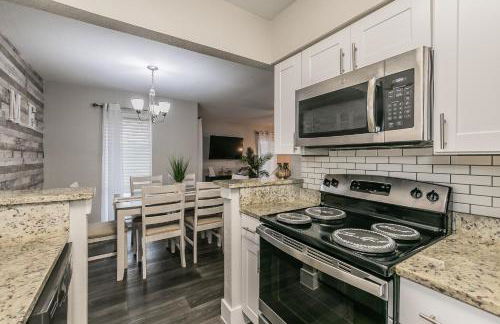 Cozy 2BR Farmhouse Apt - Sleeps 8 - FREE Parking! - Photo 11