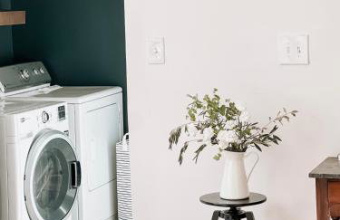 Designer Home 2 Bedroom - 20min to NYC WTC - Private Backyard - Foto 47