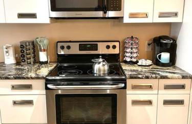 Beach gem! Hot Tub/EV/2bd/3.7mi beach/.5mi outlets - Foto 35