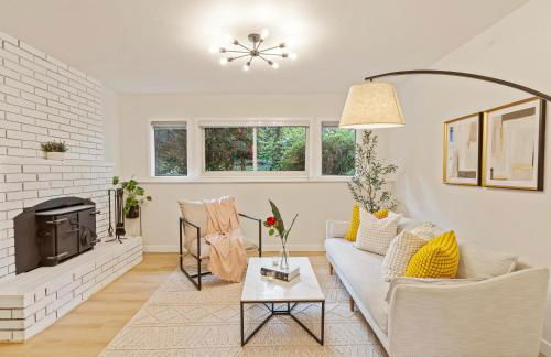 Spacious Modern Retreat w Game Room and Yard - Foto 18