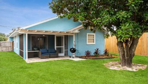 March Sale! Walk to Beach - Large Private Yard - Fire Pit - Dog Friendly - Foto 2