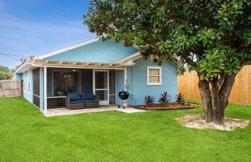 March Sale! Walk to Beach - Large Private Yard - Fire Pit - Dog Friendly - Foto 2