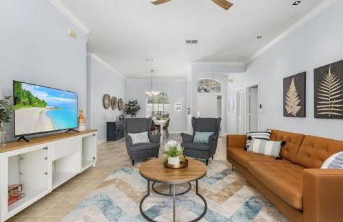 Villa Tropicana Luxury pool home. Gated community - Photo 6