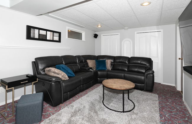 Dream 4-Br 4-Ba Chalet | Private Hot Tub | 2 min to Jasper National Park Gates - Photo 11