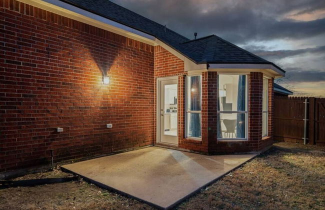 Stylish One Level Home Ping Pong Foosball Yard - Foto 19