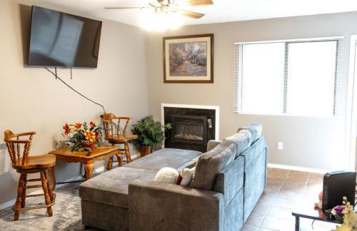 Rest Easy Retreat - 2BR Near SHSU - Pool - WiFi - Free Parking - Foto 1