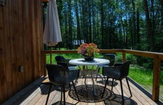 Luxe Modern Cabin with Pond, Fire Pit, Hiking, near Bethel Woods - Foto 15