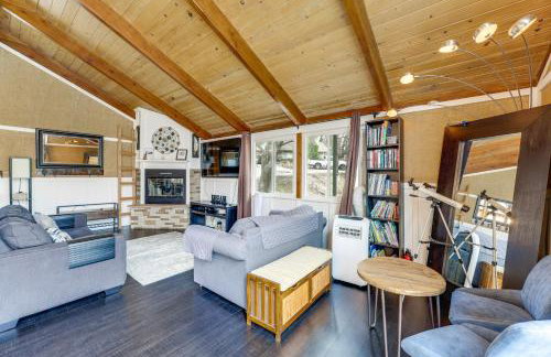 2 Mi to Lake Arrowhead! Mtn-View Hideaway with Deck - Foto 6