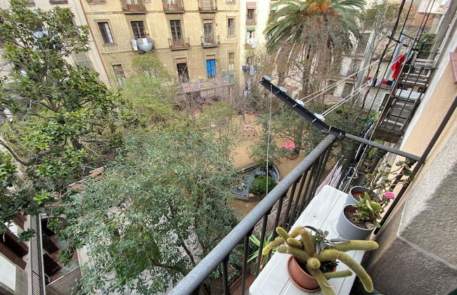 Lovely 2-bed Apartment in Barcelonas Best Location - Photo 25