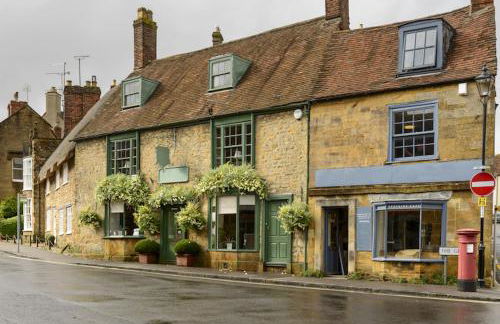 Stylish 1-bed Cottage Escape in Piddlehinton - Photo 33