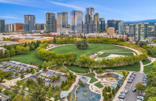 Cozy DT Bellevue Apt | Fast Wi-Fi & Free Parking - Foto 43