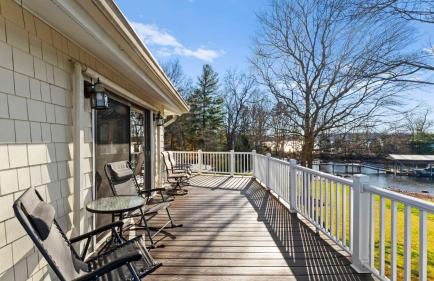 Pleasant Cove Waterfront Getaway With Fire Pit, Deck, and Lake Views - Foto 20