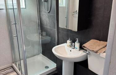 Newly decorated lovely three bedroom flat - Photo 9