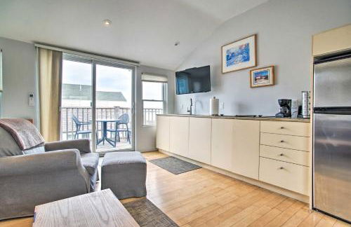 Right on Commercial St! Waterfront Condo with View - Foto 11