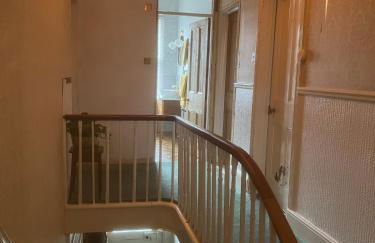 Spacious 4 Bed House Ideal for Races - Photo 8