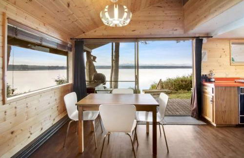 Incredible Sunset at Beachfront Glamping Cabin on Private, Herron Island with Fire Pit and Kayaking near Olympia, Washington - Foto 1