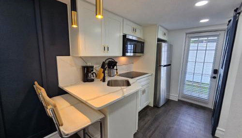 The Hideaway DT Orlando Tiny Home w Free Parking - Foto 5, stove, minibar