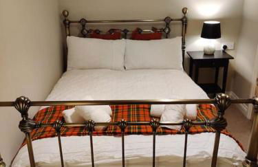 Next to the Palace and Royal Mile with parking - Photo 16