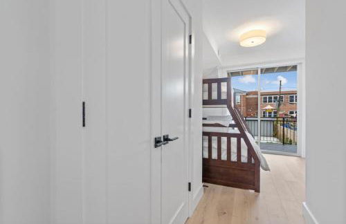 Capitol View 2 DC Townhouse Condo with Private Backyard and Garage Parking - Foto 14