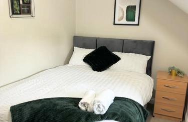 Spacious 15 Guest Home With 9 Beds in Shirley - Photo 33