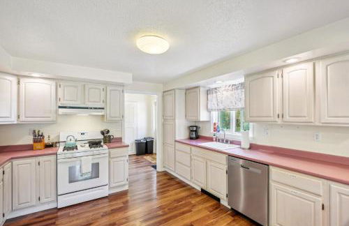 Charming and Scenic Gouldsboro Getaway with Patio! - Foto 14