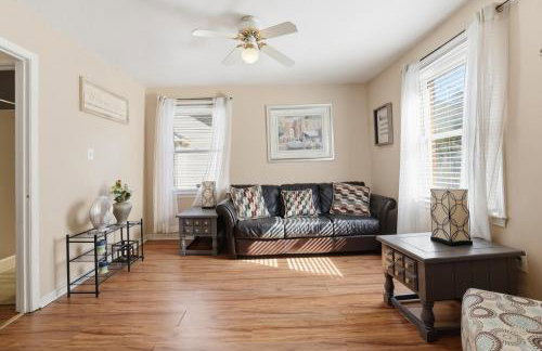 Next Stop! Comfort! 3 BR Near Amtrak Station! - Foto 10