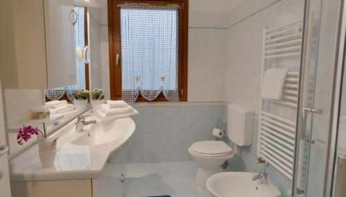 Katja's Flower Valley 90m2 apt con Wi-Fi gratuito, 2 terrazzi, parcheggio privato incluso, a due passi dal centro storico - Foto 3, towels, Shower