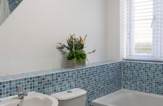 2 Bed Apt with free parking on driveway and free Wi-Fi - Photo 7