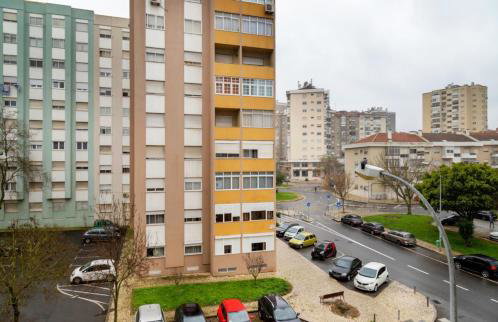 Large Contemporary Apartment with Three-Bedroom - Photo 22