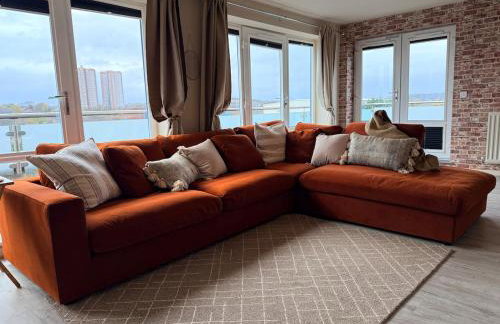 Luxury 2bed Sleeps 4 Flat Nr White Rose w Free Parking, Desks and Fast WiFi - Foto 12