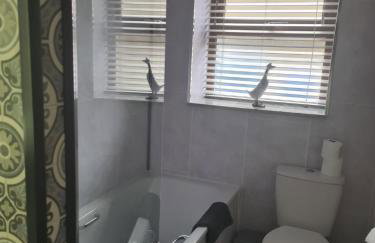 UlsterApartments one bedroom 2 single beds and sofa bed - Foto 6