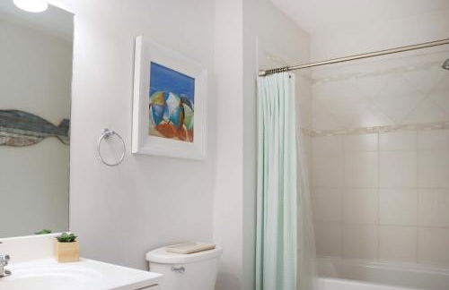 Woofs and Waves by Pristine Properties Vacation Rentals - Foto 64