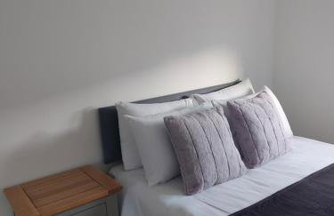 Beautiful 4-Bedroom House with Private Garden & Parking - Foto 40